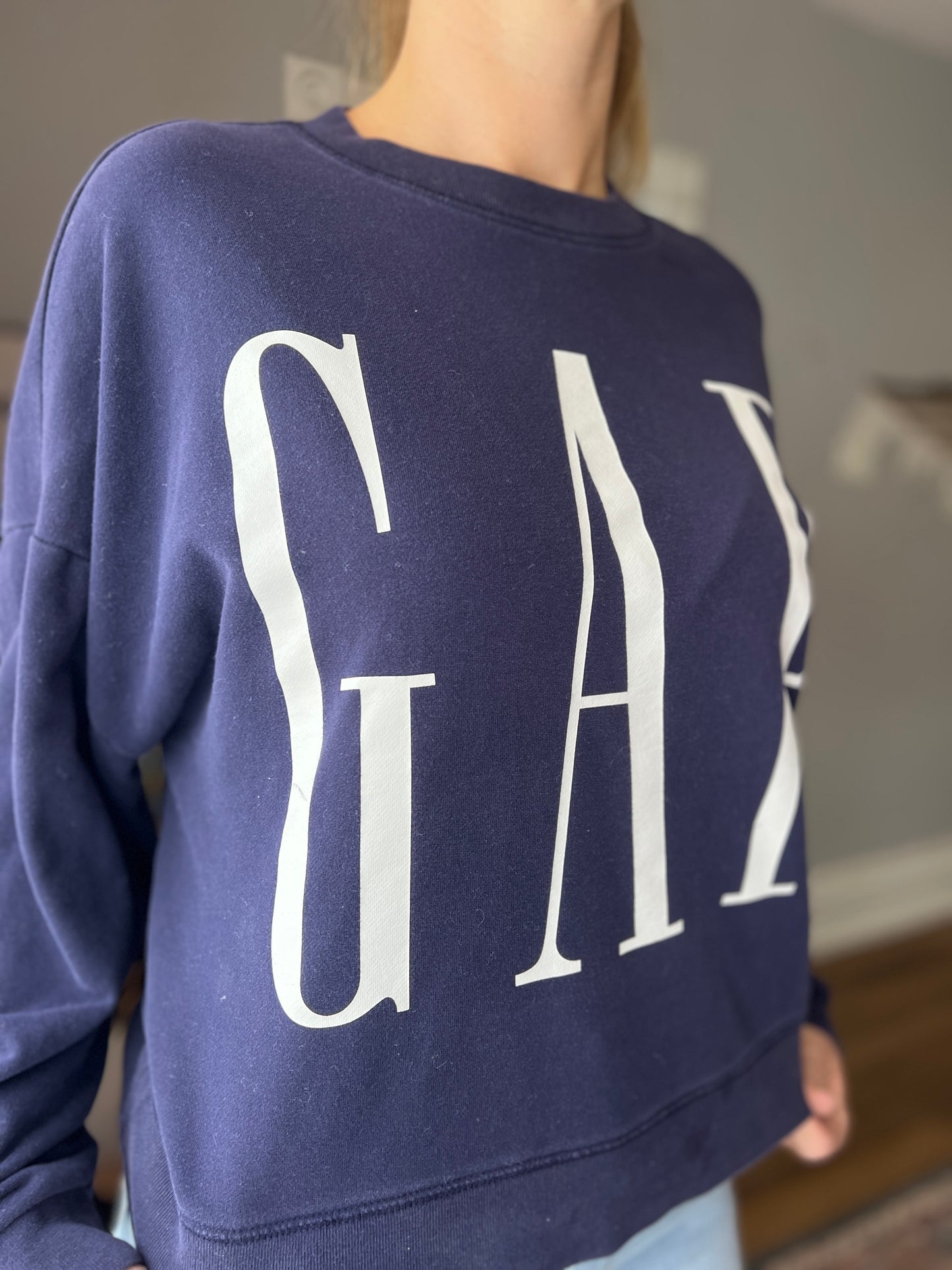 Oversized Medium Classic GAP Sweatshirt – Blue & White | Boxy Fit | Pit 22in, Length 22in