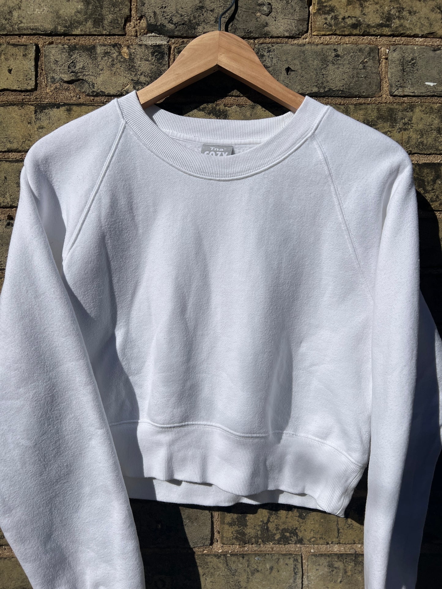 Medium TNA Cozy Sweatshirt – Excellent Condition | 18in Pit to Pit, 17in Length | Perfectly Cropped